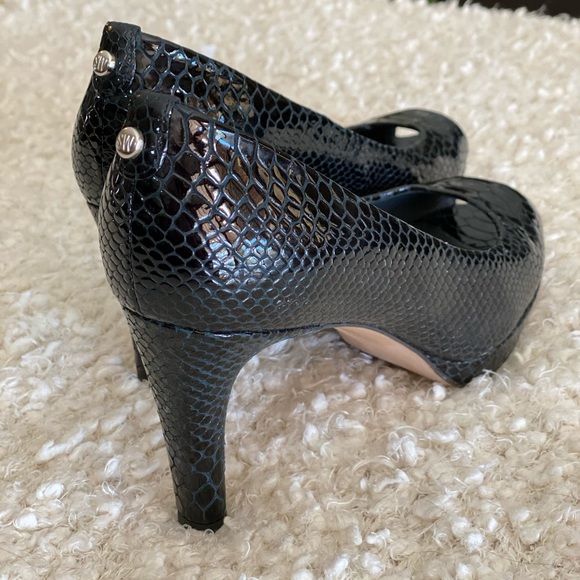 Immaculate Stuart Weitzman black reptile peep-toe pump - 8 - Picture 6 of 10